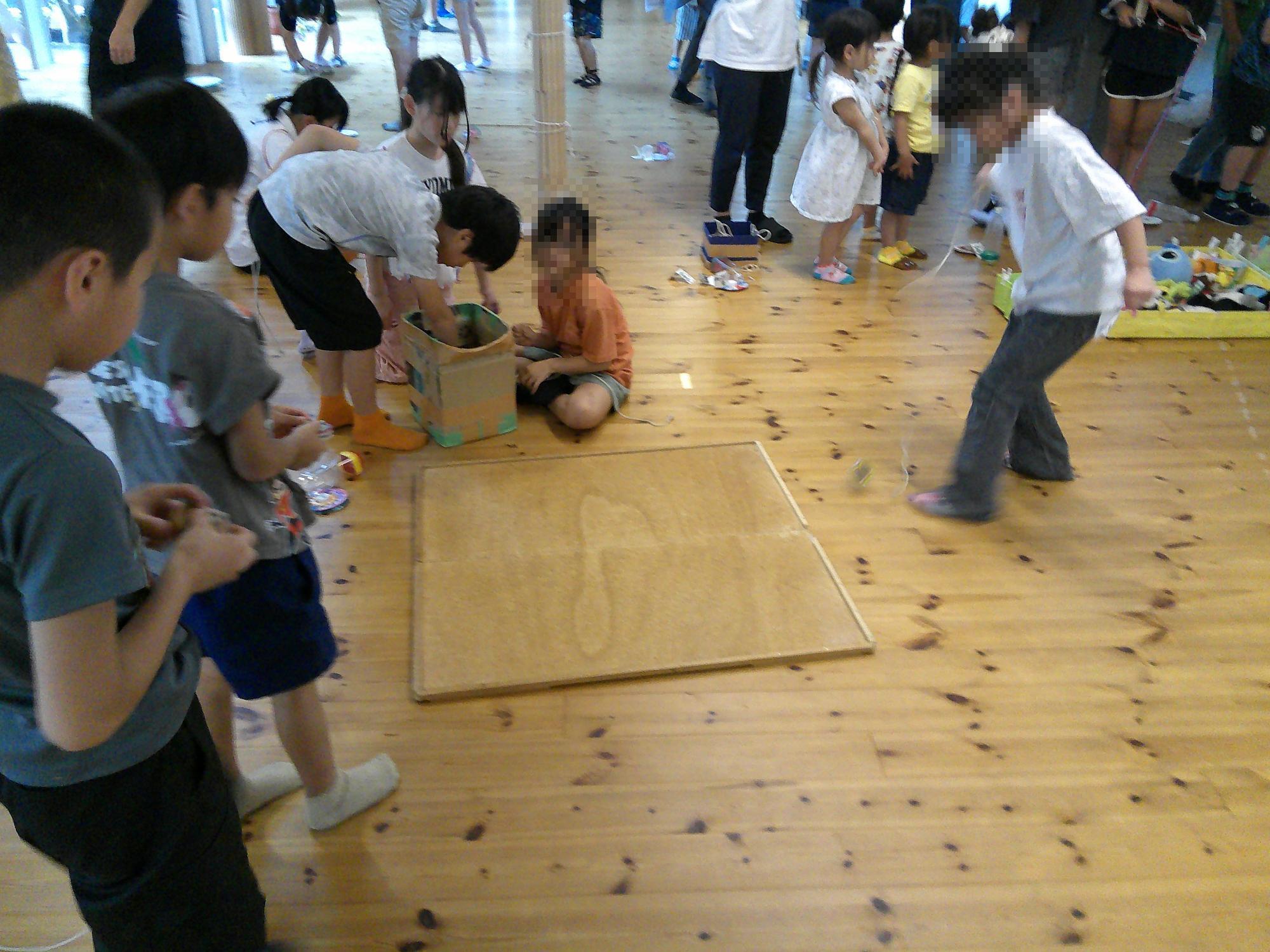 子ども達がコマ回しをしている様子です