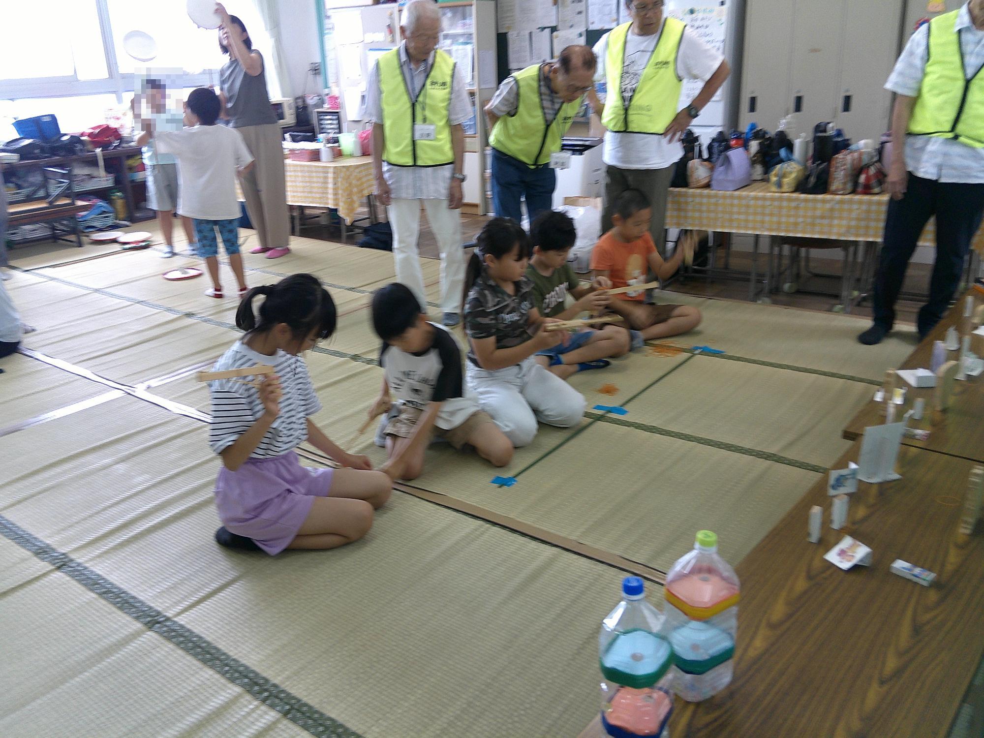 子ども達が皿回しやゴム銃で遊んでいる様子です