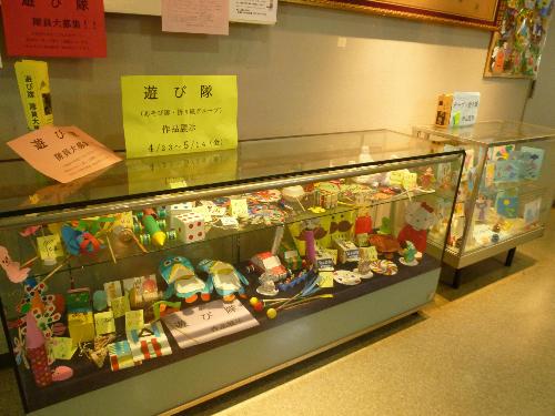 あそびたいの手作りおもちゃの展示（サイコロや貝塚市イメージキャラクター「つげさん」のイラストが描かれたおもちゃなど、たくさんのおもちゃ展示されている）