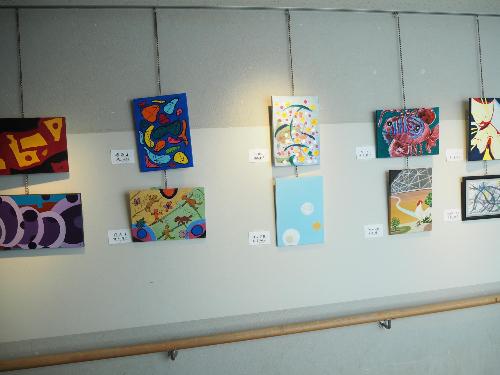 月曜絵画クラブの作品を展示しています 油絵や水彩画などが飾られています