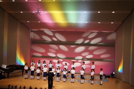 少年少女合唱団の団員が定期演奏会で歌を歌っている様子