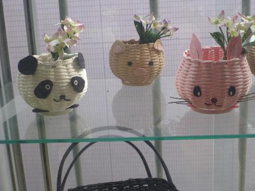 かごバッグの作品（左からパンダ、豚、うさぎの動物かごバッグにお花を入れている）