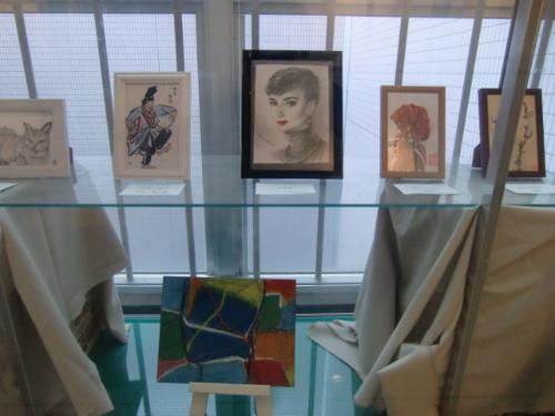 貝塚美術協会の作品展（猫や人物の絵画）