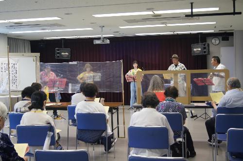 沖縄三線遊び場さんの公演の様子です  つるかめ大学生たちは沖縄三線遊び場さんの演奏に聴き入っています