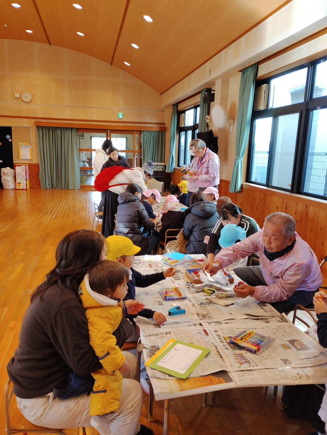 子ども達がストロートンボを製作している様子です