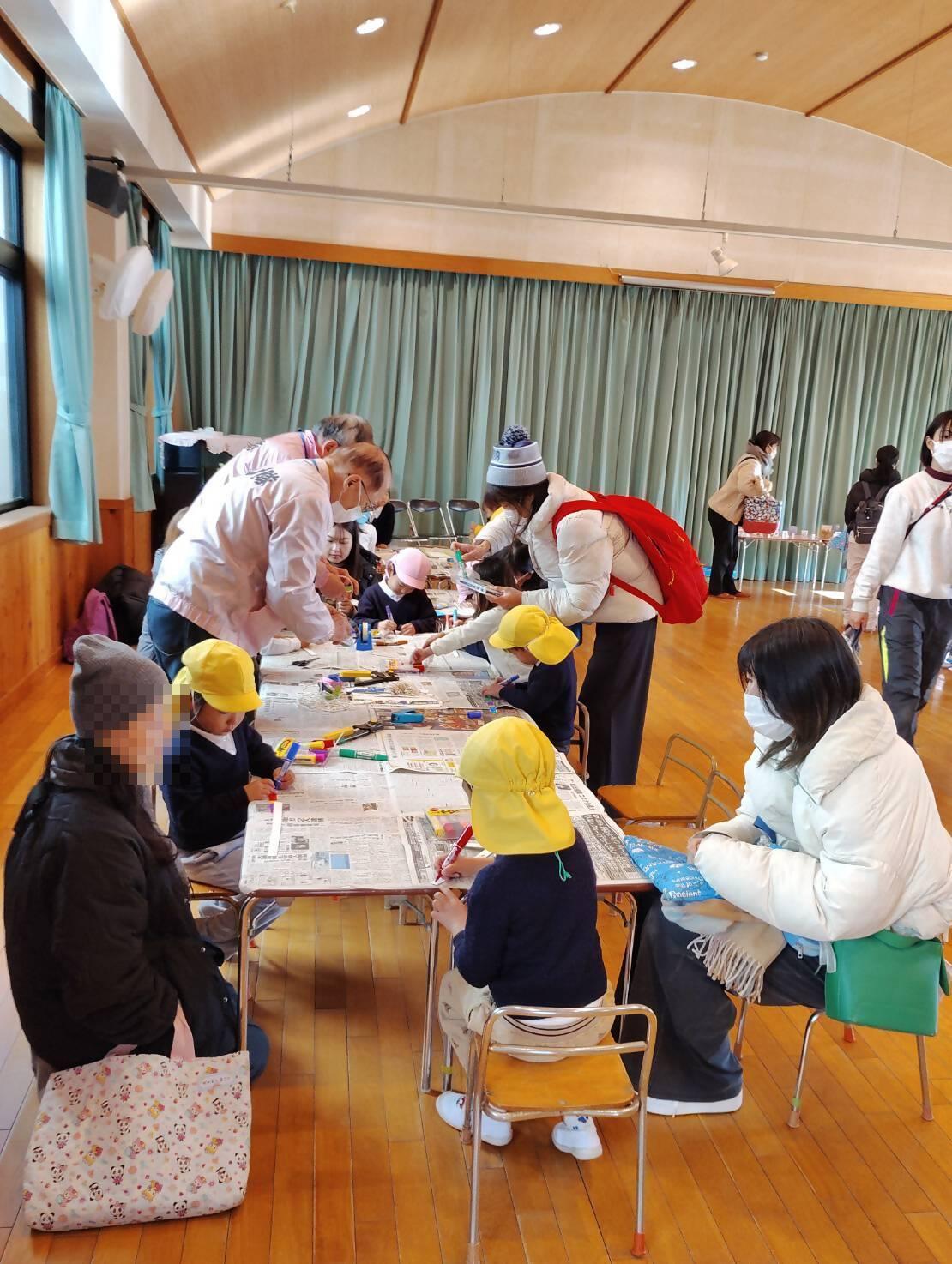 子ども達がブンブンゴマを製作している様子です