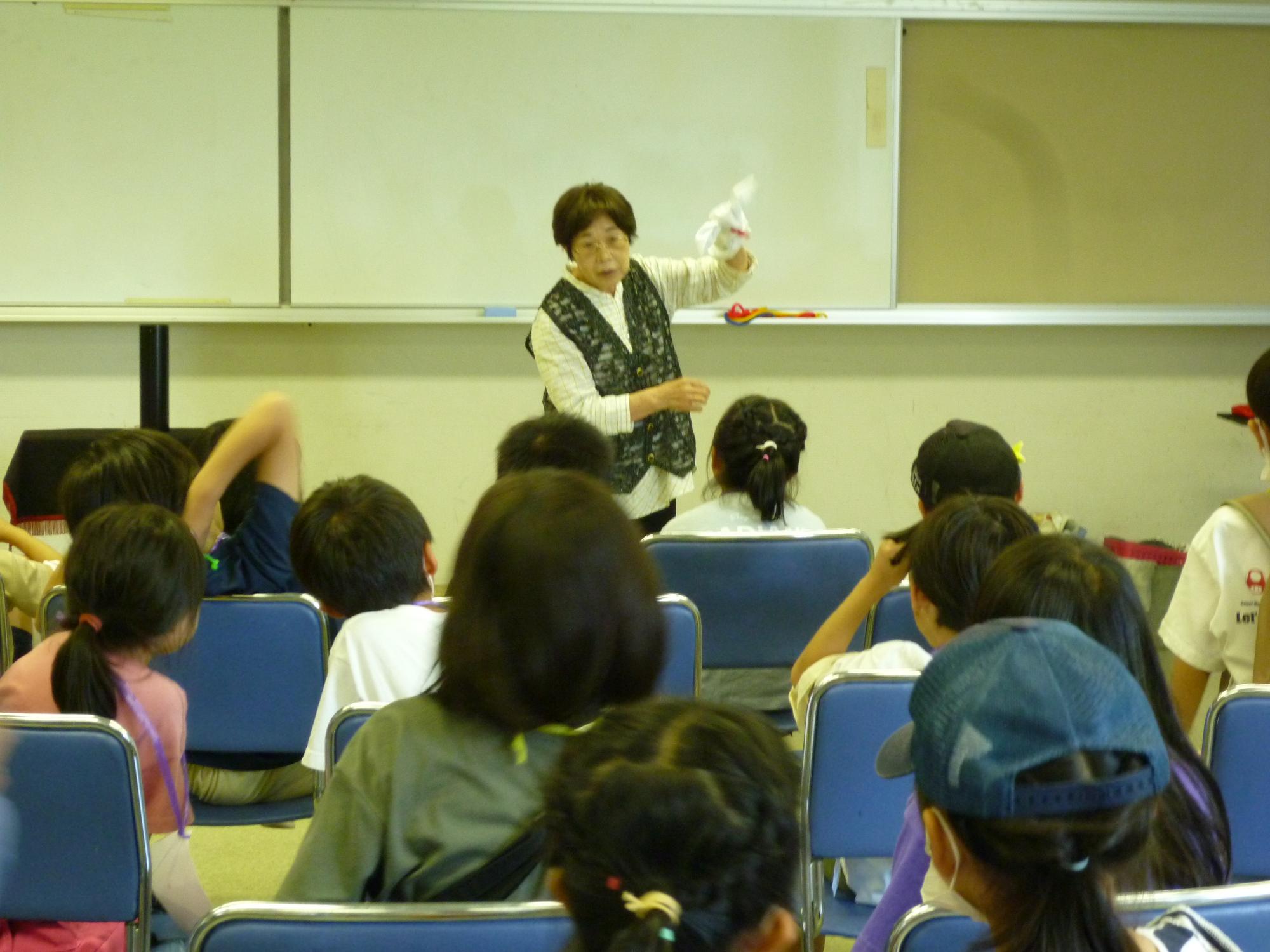 たくさんの子どもたちの前で隊員がマジックを披露している様子