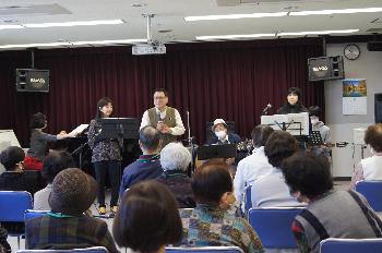 オカリナやケーナの演奏の様子です