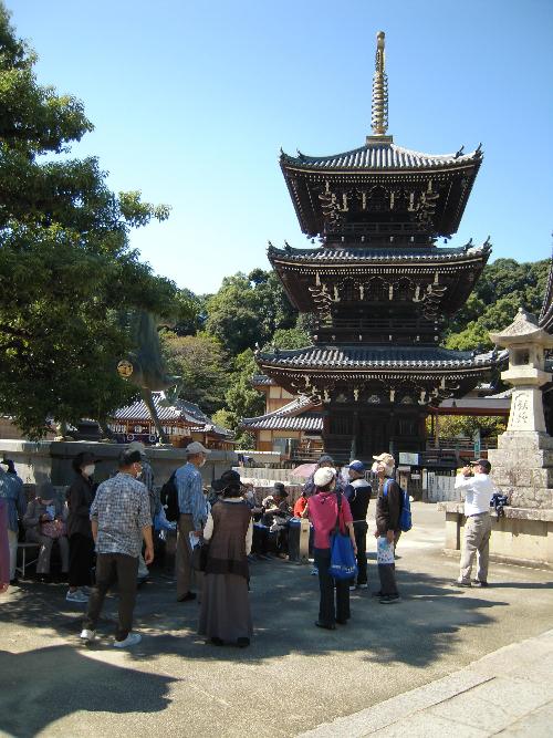 水間鉄道に乗って水間観音へ行ったときの様子です  水間寺三重塔が写っています
