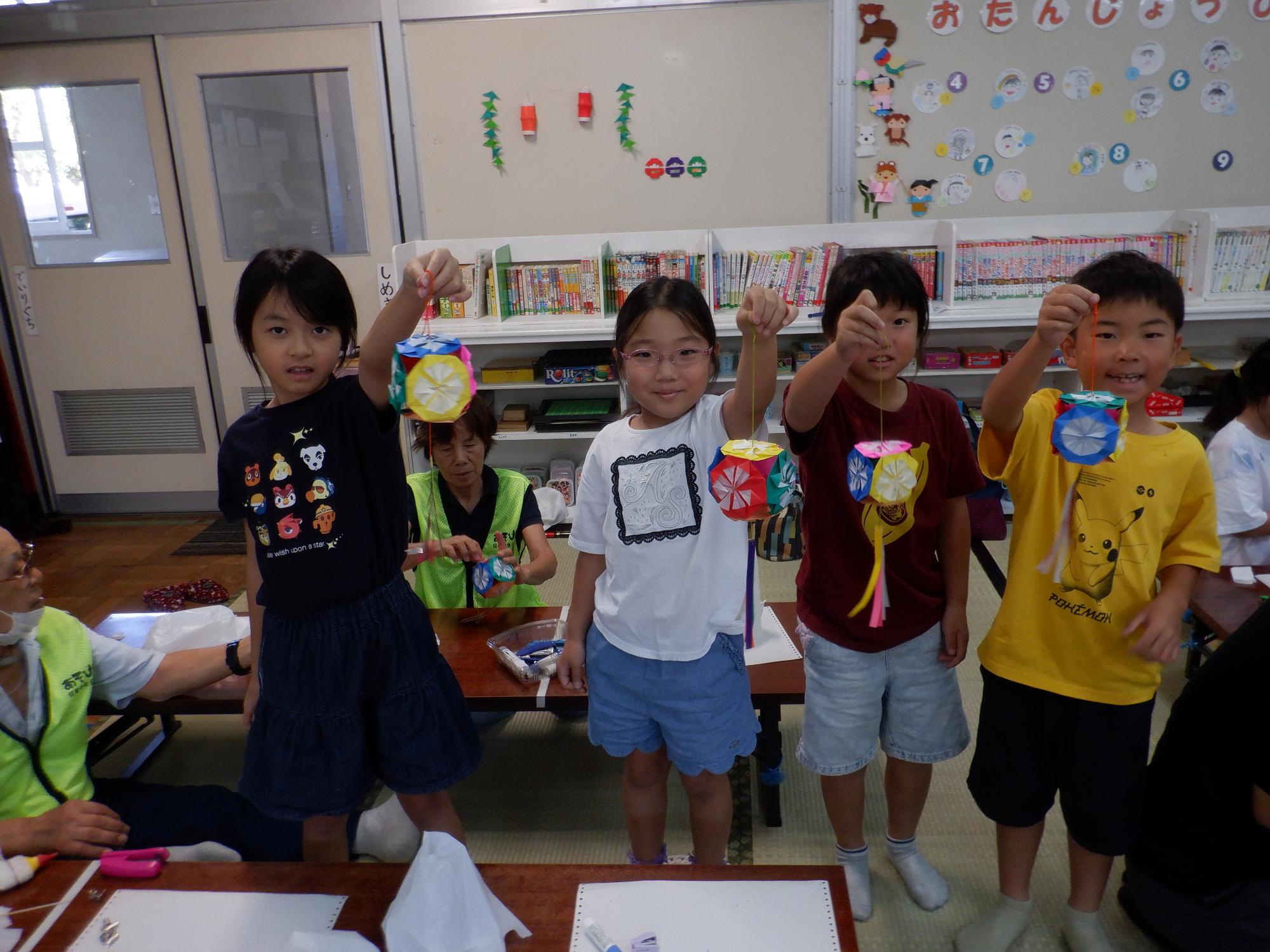 子どもたちが自分たちの作った作品を見せている様子