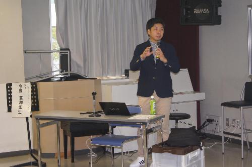 大阪河崎リハビリテーション大学講師の今岡真和先生がフレイルについて講義をされている様子です