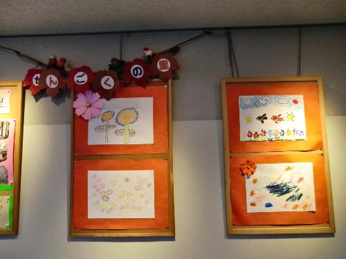 せんごくの里の作品（お花や鳥などの絵が展示されている）