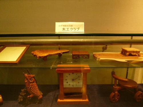 木工クラブの作品（時計やフクロウなど木で作られた作品が展示されている）