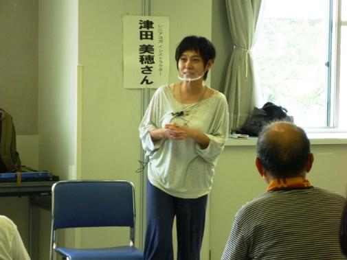 シニアヨガ  インストラクターの津田美穂さんがお話されています
