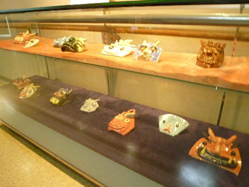 夢にチャレンジ陶芸（作品がたくさん展示されている）