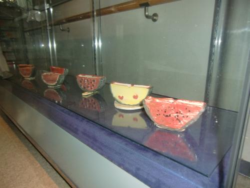 陶芸作品（スイカをかたどった作品が飾られている  赤色の果肉に黒色の種の作品のほか、黄色の果肉に赤色のハートの形をした種の作品もある）