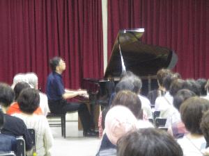 宮崎剛さんが感情豊かにピアノ演奏をしています。