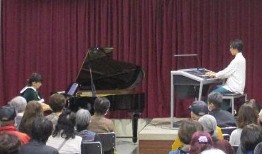 松内愛さんがピアノ、多田憲伸さんがエレクトーンを担当し、2人で演奏しています。