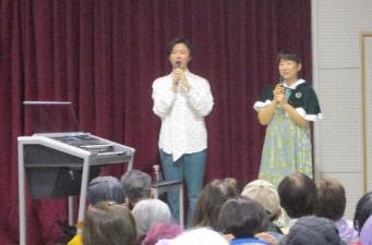 松内愛さんとサプライズゲストの多田憲伸さんが並んでトークをしています。