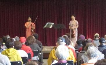 中島慎子さんと古味亜紀が客席に向かってお話しています。