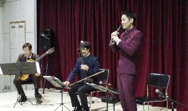 出演者の田中庸一さんが、客席に語りかけています。