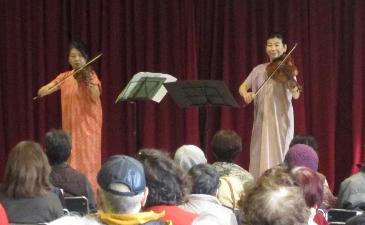 中島慎子さんと古味亜紀さんの息の合った演奏に、観客が聴き入っています。