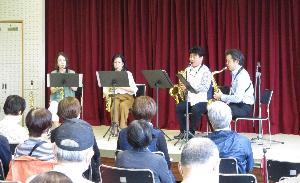 山本恵さん、 奥村芙未さん、 岩本雄太さん、松田拓也さんがサックス四重奏を奏でています 椅子に座って演奏しています