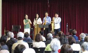 山本恵さん、 奥村芙未さん、 岩本雄太さん、松田拓也さんがサックス四重奏を奏でています 立って演奏しています