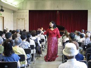 北野知子さんが、客席の間の花道に出てきて歌っています。