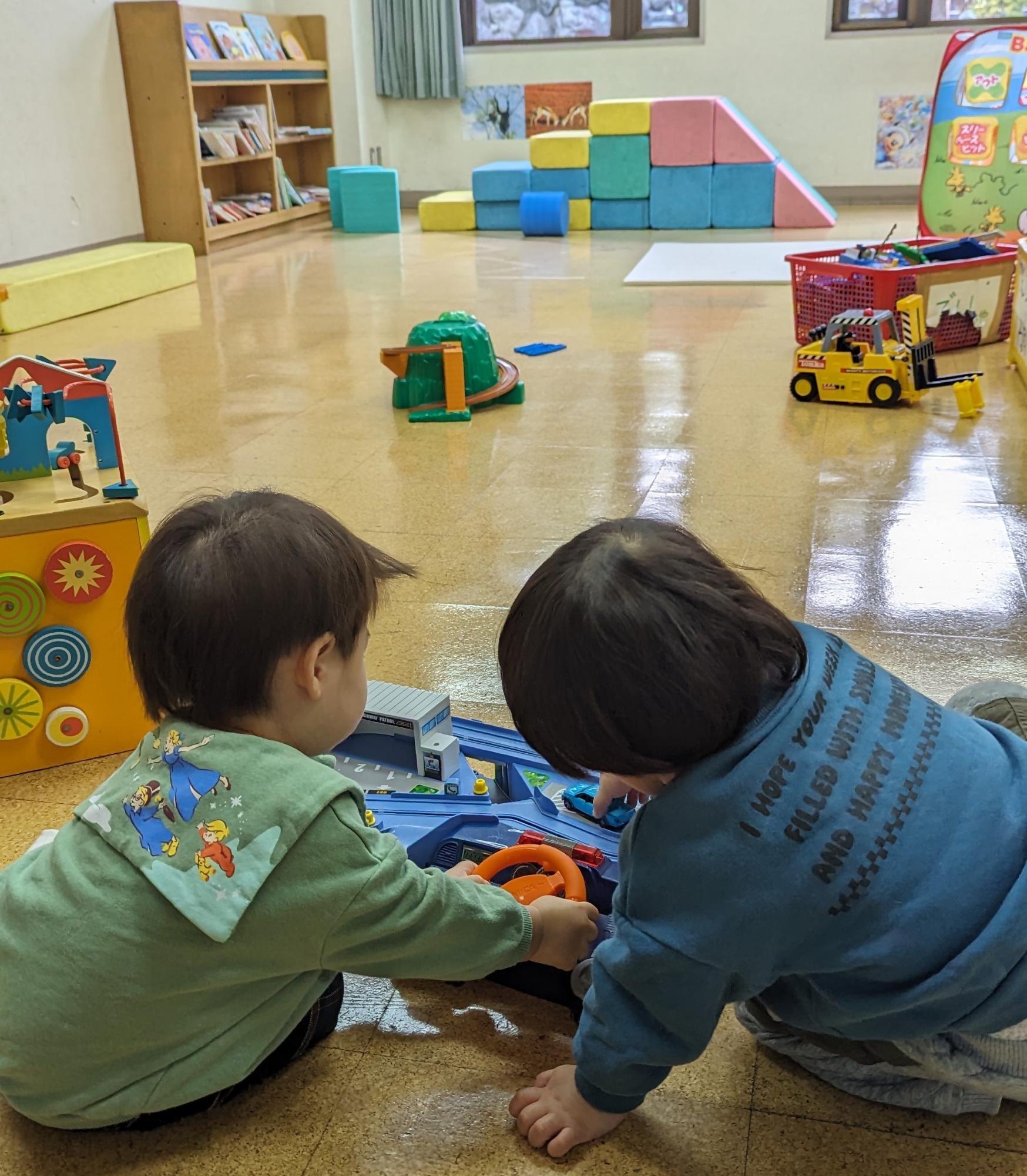 SALON BeBeにて子どもたちがおもちゃで遊んでいる様子