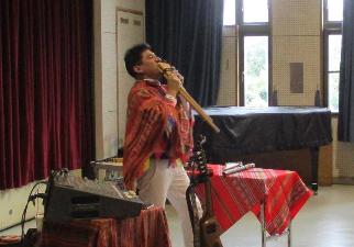アントニオ・カマケさんがアンデスの楽器「サンポーニャ」を吹いています。