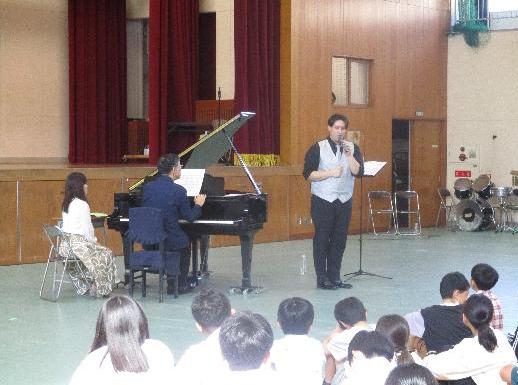 浜手地区公民館と二色学園のコラボで開催した「芸術鑑賞会」の様子。宮崎剛さんのピアノ伴奏で、佐々木涼輔さんが歌ってくれました。