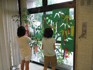 子どもパークで七夕笹飾り