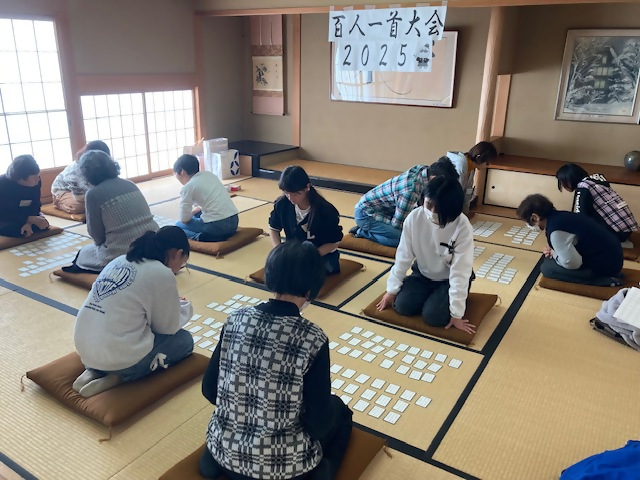 2025年1月に開催した百人一首大会の様子です。子ども5人、大人6人が参加しました。