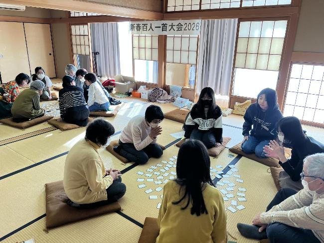 2026年1月に開催した百人一首大会の様子です。小学生から大人まで14人が参加し、和気あいあいと、でも真剣に競技カルタを楽しみました。