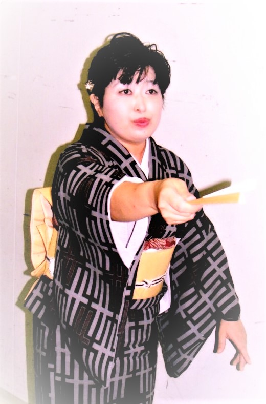 落語をする着物を着た女性