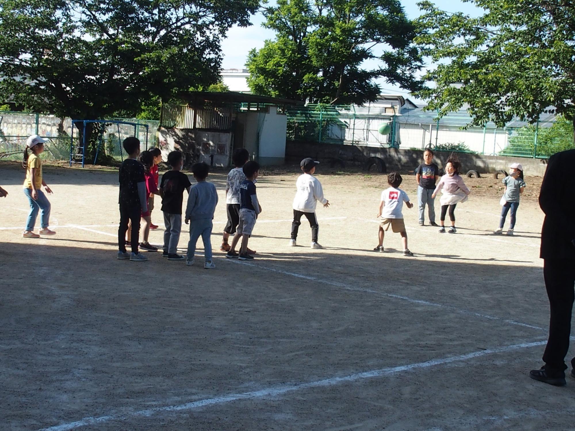 グラウンドで子どもたちがドッジボールをしている様子