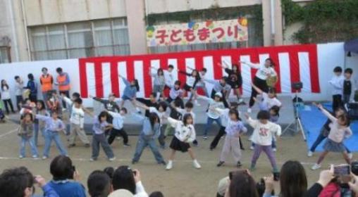 子どもまつり舞台発表で小学生がダンスをしている様子