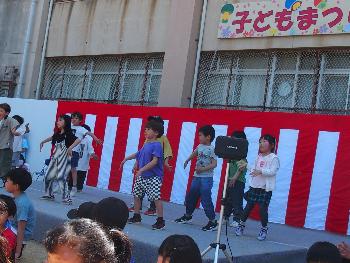 舞台でダンスの発表をしている様子の写真です
