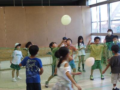 子どもたちが風船バレーをしている様子