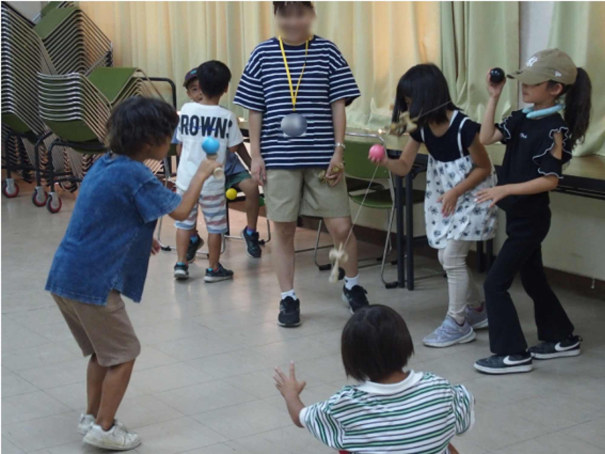 子どもたちがけん玉をしている様子