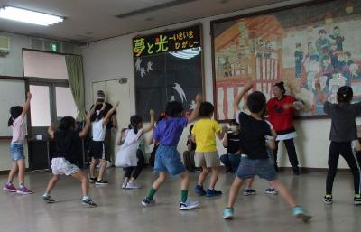 キッズダンス講座で子どもたちがダンスをしている様子
