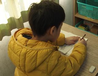 硬筆講座で子どもが字を書いている様子
