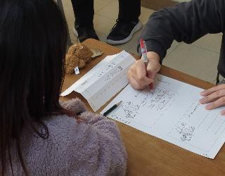 硬筆講座で子どもに指導をしている様子