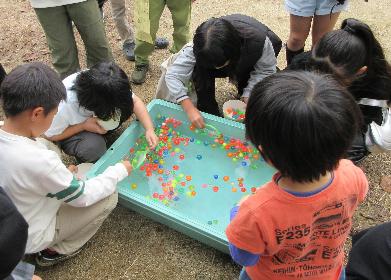 スーパーボールすくい模擬店の様子