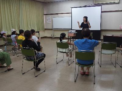 手話講座で講師が前で手話をみせているようす