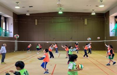 バレーボール講座で子どもたちが二人組でトス練習をしている様子