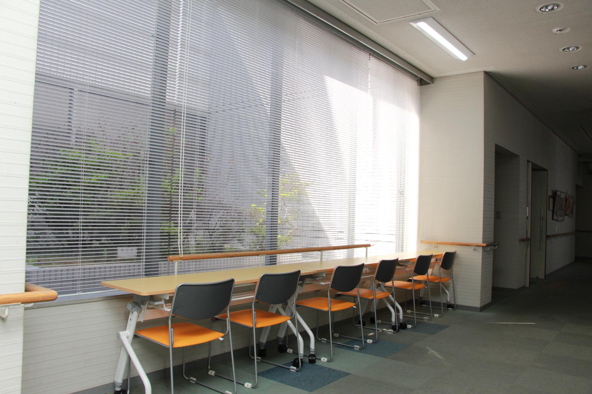 子どもが学習できるスペース（窓際に机と椅子が6席並んでいる）