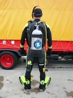 潜水資器材装着時潜水服背面