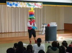 舞台で演技する風船太郎